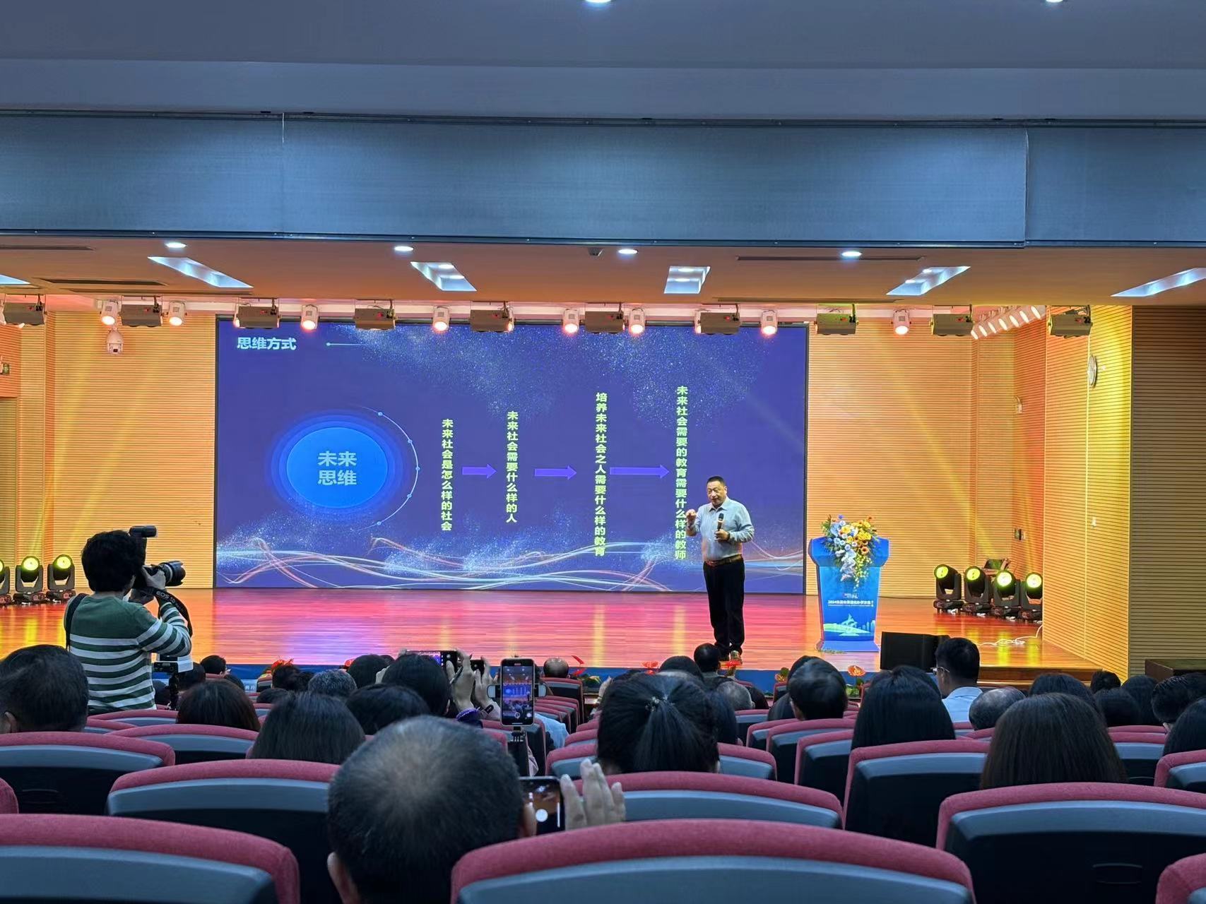曾凡一在开讲啦中的智慧火花，创新与坚持的双重奏鸣