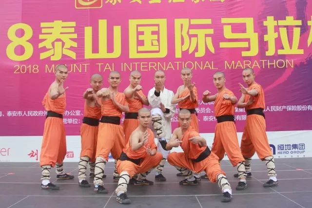 2018香港马年赛事全回顾，精彩纷呈，激情四溢最准的香港马资料2020